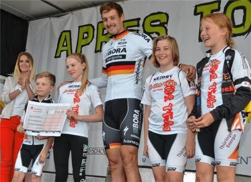Der Samerberger Marcus Burghardt im deutschen Meistertrikot bei der Übergabe des Spendenschecks an den Rad-Nachwuchs in Gera.Foto S-Event UG
