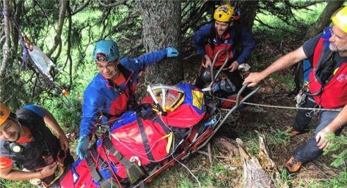 Der „verletzte“ Gleitschirmflieger kurz vor dem Abtransport zum Gipfel.Foto re