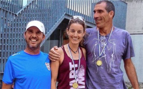 Der Zweite TSV-Vorsitzende Udo Verbega (links) gratuliert den Trophy-Siegern Nicole Fahmgruber und Helmut Mraz.