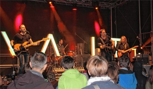 Dicht gedrängt feierten Gäste die niveauvollen Lieder zum Nachdenken ebenso wie die poppig-rockigen Darbietungen von „VAIT“. Fotos  Strim