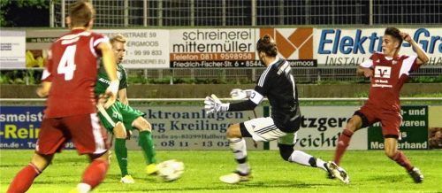 Die 1:0-Führung für den SB Rosenheim durch Dominik Reichmacher, der Torhüter Ferdinand Kozel (Hallbergmoos) keine Chance ließ. Foto  Fehrmann