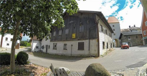 Die alte Schmiede (im Bild) ist ein Einzeldenkmal, die beiden anderen Gebäude, welche die Stadt am Oberen Vormarkt laut Stadtratsbeschluss ebenso noch erwerben wird, sind ortsbildprägend. Die Stadt hatte per Vergleich das Vorkaufsrecht geltend gemacht. Schätzungen zufolge sind dabei Mittel in Höhe von mindestens einer Viertelmillion Euro geflossen. Damit alleine ist es nun aber nicht getan. Sollte ein Konzept zur weiteren Nutzung der drei Gebäude vorliegen, geht es an die Kernsanierung, für die es zwar hohe Förderungen gibt, die jedoch ebenfalls in die Hunderttausende gehen werden. Zum Vergleich: Alleine für die Einrichtung von Arztpraxen im alten Rathaus gibt die Stadt nach Angaben von Kämmerer Thomas Menzel mehr als eine halbe Million Euro aus.Foto je