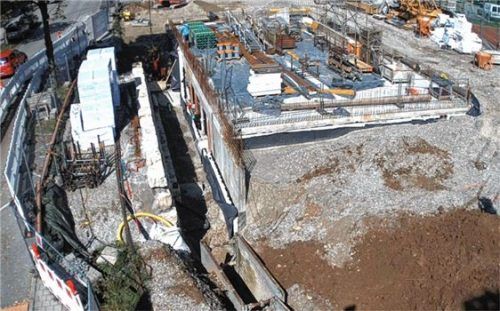 Die Bauarbeiten für den zweigeschossigen Erweiterungsbau der Franz-von-Kohlbrenner-Mittelschule sind in vollem Gange. Die Maßnahme ist im Zeitplan. Foto  Stadt Traunstein