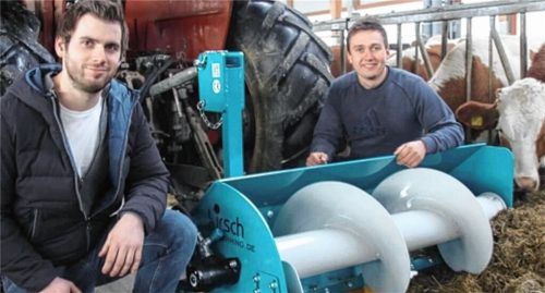 Die beiden Erfinder und Existenzgründer Simon Schwarzmoser (links) und Fabian Kirmaier mit der von ihnen entwickelten Futterschnecke.Foto  ram