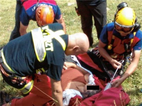 Die Besatzung eines in Kufstein stationierten Rettungshubschraubers übernahm die Erstversorgung der verletzten Sennerin. Foto Lotter
