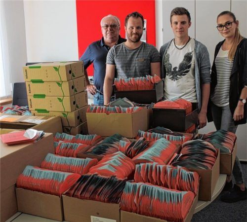 Die Briefwahlunterlagen sind bereits im Rathaus eingetroffen. Unser Bild zeigt von links) Albert Paukert, Thomas Rothmayer sowie Florian Kuhmann und Melanie Rembeck vom Bürgerbüro, wo man sich die Unterlagen mit der Wahlbenachrichtigung dann auch abholen kann (die eigenen und mit Vollmacht auch die des Partners etwa).