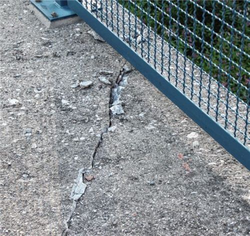 Die Brücke wurde durch den Unfall angehoben. Auch auf der sogenannten Kippe sind Schäden zu sehen. Fotos Binder