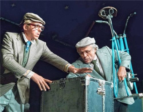 Die Clowns Rigol und Torf mühen sich mit einem Koffer ab. Foto Berger