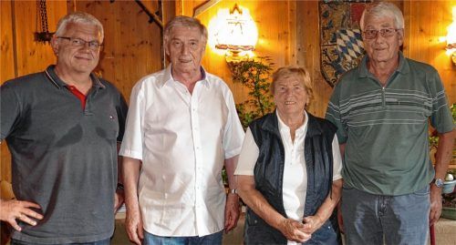 Die Ehrung der langjährigen Mitglieder durch Vorsitzenden Stephan Helmstreit (links), der Siegfried Weigl und Gertraud Hanusch (beide 50 Jahre) sowie Adolf Schöppe (25 Jahre) auszeichnete.Foto hko