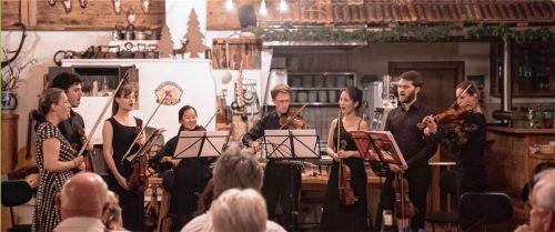 Die Festivo-Festival-Strings bei einem der spaßigen „Duölis“ von Heinz Hollinger in der Schlossbergalm. Foto  Erkes