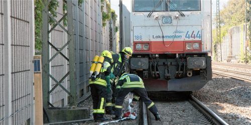 Die Feuerwehr legte einen Wasserschlauch zur Reinigung des Kesselwagens, als feststand, dass kein gefährlicher Stoff ausgetreten war.