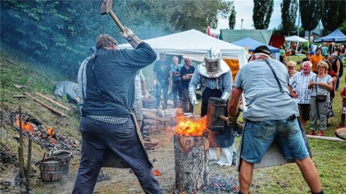 Die Funken sprühen, wenn die glühende Eisen-Luppe aus dem Ofen gefischt und weiterverarbeitet wird.Fotos Buhleier