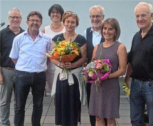 Die Gratulanten und die Geehrten (links): Gerhard Schwägerl, Peter Weber, Sabine Schmidt-Metzger, Astrid Fürleger, Pfarrer Sebastian Heindl, die neue Leiterin Franziska Konopka und Peter Sinnesbichler. Foto re