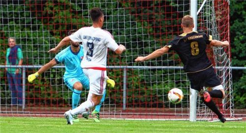 Die größte Chance für Bruckmühl: Anian Folger scheitert hier an Unterhachings Torwart Korbinian Müller.Fotos Fehrmann