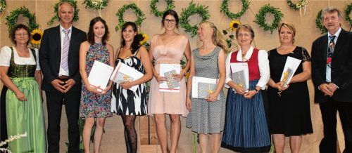Die Jahrgangsbesten der Heilerziehungspflege und Heilerziehungspflegehilfe mit der stellvertretenden Schulleiterin Christl Mrowczinski, (links) Matthias Hilzensauer (Zweiter von links) sowie dem Schulleiter Franz Winkler (rechts). Fotos  re