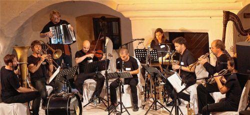 Die Musicbanda Franui im Renaissancehof von Schloss Amerang. Foto  Pillatzki