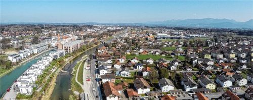 Die Pläne für eine Container-Gemeinschaftsunterkunft für Asylbewerber in Kolbermoor sorgten im Frühjahr für Aufregung. Nun sind die Grundstücksverhandlungen des Landratsamtes auf Eis gelegt.Foto Buhleier