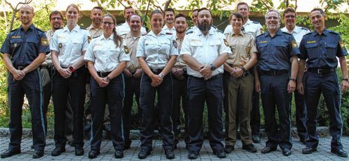 Die sichtbare Präsenz auf und um das Festgelände wird heuer deutlich höher sein. Man wird also häufiger Polizistinnen und Polizisten auf ihren Streifenrunden sehen. Sie können jederzeit angesprochen und um Hilfe oder Auskunft gebeten werden. Rechts in blauer Uniform: Polizeipräsident Robert Kopp und Einsatzleiter Volker Klarner (ganz außen).Foto re