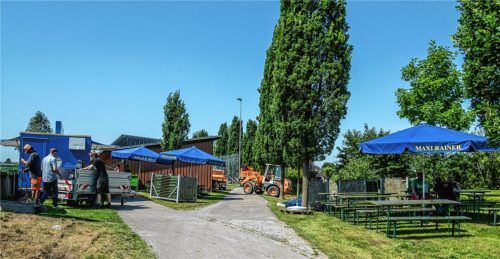 Die Vorbereitungen für die Rennfeuer-Veranstaltung am Sportgelände Rothbachl laufen auf Hochtouren.Foto Buhleier