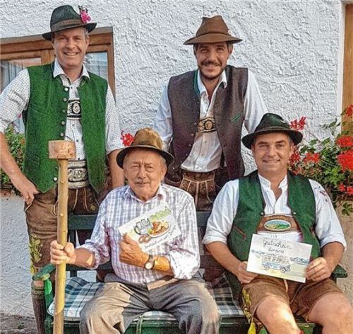 Die Vorstandschaft des Huadara Vereins: Sebastian Stuffer, Markus Wallner, Michael Sattlberger und der Jubilar Franz Daxlberger.Foto hö