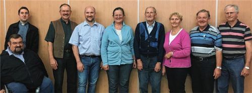 Die Vorstandschaft des neu gegründeten Orgelbauvereins in Prutting (von links): Hans Loy (Schatzmeister), Pfarrvikar Konrad Roider, Georg Plankl (Zweiter Vorsitzender), Felix Spreng (Vorsitzender), Elisabeth Redl (Schriftführerin), Willy Maier (Ehrenmitglied), Elisabeth Voggenauer, Sepp Schmid und Balthasar Bader (Beisitzer).Foto re
