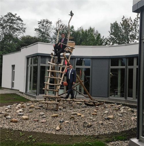 Die Zukunft symbolisch auf dem Hochsitz im Visier: Dr. Ulrich R. Mauerer, Vorsitzender des Vorstandes Medical Park, sowie Stephan Merz, Geschäftsführer der Kliniken Medical Park Bad Feilnbach, Blumenhof und Reithofpark, vor dem neuen Verwaltungstrakt.