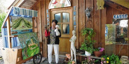Dorle Dengg mit handgefertigten Puppen vor ihrem nunmehr zwei Jahrzehnte alten Theaterhäusl.Fotos hko