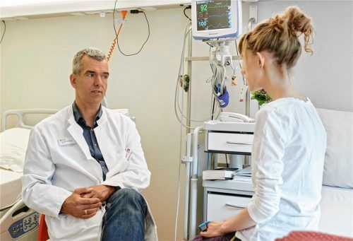 Dr. Thorsten Körner im Gespräch mit einer seiner Patientinnen.Foto Kirchner