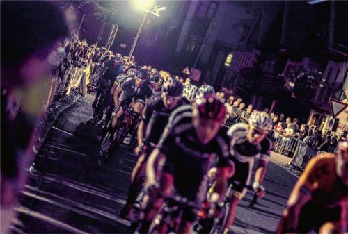 Echtes Radsporterlebnis in Bruckmühl: ein erlesenes Fahrerfeld liefert sich beim Hauptrennen der Radsportnacht am Freitag, 4. August, einen spannenden Wettkampf.