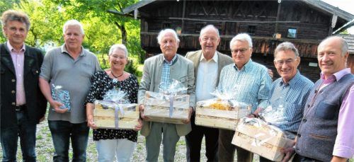 Ehrung von fünf Bürgerbusfahrern. Unser Foto zeigt (von links) Hans Zagler (RoVG), Uwe Hering, Rosa Seehuber, Friedrich Freyberger, Landrat Wolfgang Berthaler, Hans Huber und Balthasar Heindl und Josef Mayer (AZU Chiemsee) ganz rechts. Foto Thümmler