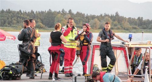 Ein Großaufgebot an Rettungskräften suchte am Montagabend nach der vermissten Schwimmerin. Unser Bild entstand bei einer Lagebesprechung.Foto Reisner