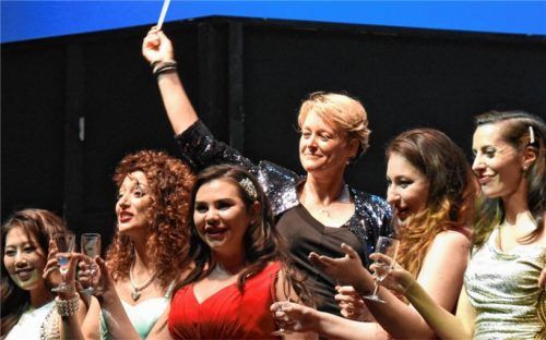 Ein „Prosit“ auf einen Abend „unter Freunden“ und zum Abschluss der Festspiele 2017 (von links): Wanyue Song, Emanuela Torresi, Rachel Croash, Cornelia von Kerssenbrock, Maryna Zubko, Elisa Cenni und Chuanliang Wang. Foto Richter