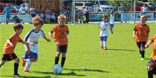 Ein spannendes Lokalderby lieferten sich die Bambini vom ASV Au gegen den SV Bad Feilnbach.