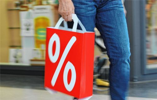 Eine Portion Glück und ein gutes Gespür für die lohnenden Schnäppchen – das braucht man gerade, wenn man im Sommerschlussverkauf unterwegs ist. Nicht mehr alle Läden beteiligen sich aber daran. Foto dpa