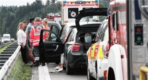 Einer von vielen Auffahrunfällen: Hier hatte es am frühen Freitagabend auf der A8 zwischen Frasdorf und Achenmühle in Richtung München gekracht. Foto reisner
