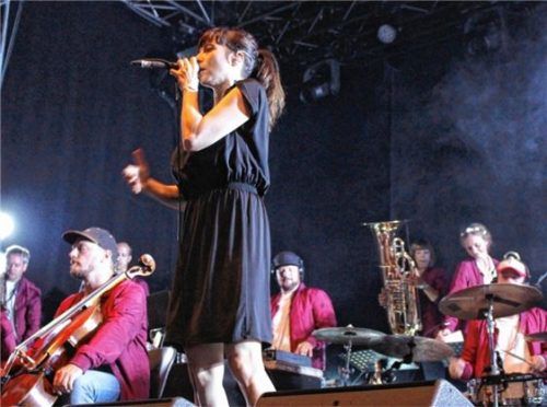 Fiva und die JRBB verzauberten das Publikum mit intelligentem Rap und Streicherklängen. Foto  Volk