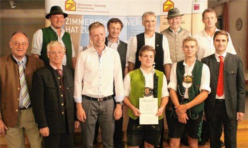 Freuten sich über gute Abschlüsse: auf unserem Foto unten von links Landrat Wolfgang Berthaler, der Präsident der Zimmerer Bayern, Peter Aicher, Johannes Feltes, Andreas Obermair, Lukas Hoffmann, Sparkasse Rosenheim Markus Ostermaier, auf unserem Foto oben von links Innungsmitglied Sebastian Strasser, Innungsmitglied Michael Holzner, stellvertretender Obermeister Franz Wörndl, Firma Velux Jürgen Bachmann, Obermeister Rudolf SchillerFoto re