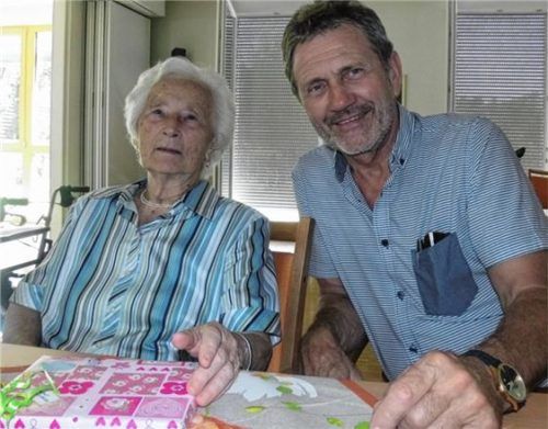 Fühlt sich im Seniorenheim wohl: Anna Ober. Zum 90. Geburtstag gratulierte Bürgermeister Jakob Bichlmaier.Foto fim