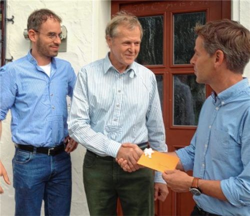 Für 35 Berufsjahre im Dienst der Gesundheit der Marquartsteiner dankte Bürgermeister Andreas Scheck (rechts) Clemens Kraus (Mitte). Zugleich begrüßte er Dr. Christian Freund als neuen Hausarzt im Ort.Foto giesen