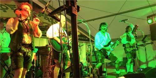 Für tolle Stimmung im Zelt der Fußballer sorgte die Band „Brandig“.Foto sh