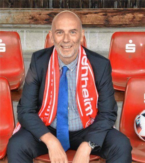 Für unseren Fotografen zeigte sich Borrmann ausnahmsweise von seiner sportlichen Seite. Vereinssport hat er, der offen von sich sagt, er sei unsportlich, jedoch nie betrieben. Foto Schlecker