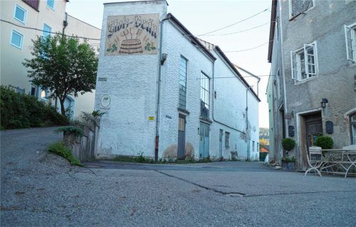 Gänzlich frei von parkenden Fahrzeugen, wie auf diesem Bild, ist die Zufahrt zum Bräuberg/Schießstätteweg nicht immer. Häufig kommt es zu Behinderungen und zu Konflikten unter Nachbarn. Jetzt soll es die Gemeinde durch klare und strenge Regeln richten, fordern Anlieger. Doch das ist leichter gesagt als getan. Foto  hg
