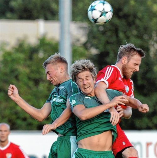 Gemeinsam ankämpfen, so wie hier Dominik Brich und Maximilian Mayer, wollen die Sportbund-Fußballer heute gegen den ASV Dachau.Foto Ziegler