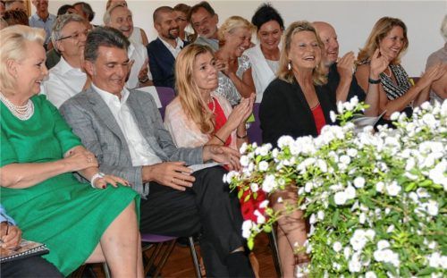 Genossen die Feier: (von links) Oberbürgermeisterin Gabriele Bauer, Schuldezernent Michael Keneder, Schulamtsdirektorin Angelika Elsner, Rektorin Hermine Deindl, Nachfolger Kai Hunklinger und Schulsekretärin Jutta Strehle.Foto re