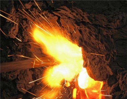 Glühende Eisenschlacke läuft aus den Öfen.Foto re