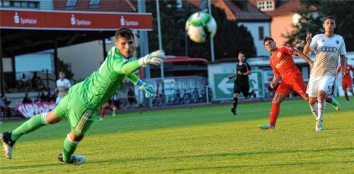 Große Chance für den TSV 1860 Rosenheim durch Danijel Majdancevic (rotes Trikot), der mit seinem Schuss das Tor nur knapp verfehlte. Fotos  Ziegler