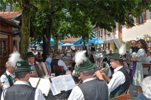 Großes Fest beim Huberwirt in Raubling – Seit 125 Jahren der Biermarke treu verbunden