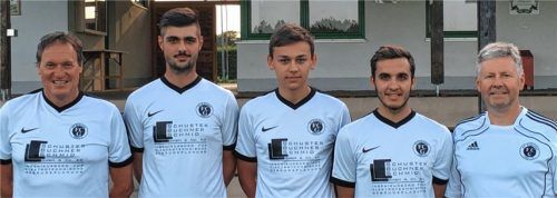 Grünthals Trainer Hermann Reiter (links) und Teammanager Anton Manhart (rechts) präsentieren die Neuzugänge Sven Baumann, Patrick Strohmeier und Manuel Freutsmiedl (von links).