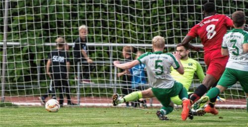 Henry Oguti trifft zum Waldkraiburger Ausgleich. Foto Wimmer