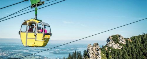 Heute mit der Kampenwandbahn auf den Berg (im Bild), beim nächsten Ausflug mit der Zahnradbahn auf den Wendelstein, und im Winter mit der Gondel auf die Winklmoosalm: Eine neue Kooperation unter dem Dach von Chiemgau Tourismus soll es Einheimischen schmackhaft machen, die Vielfalt der Bergwelt in der Region zu erkunden. Foto Chiemgau tourismus